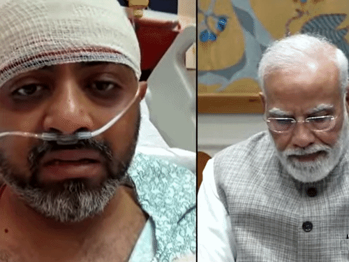 भारतीय पायलट कैप्टन स्मित मच्छर से बात करते हुए पीएम मोदी। - Dainik Bhaskar