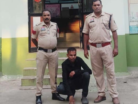 मामले में अपराध दर्ज होने के बाद आरोपी फरार था, जिसे पुलिस ने गिरफ्तार किया - Dainik Bhaskar