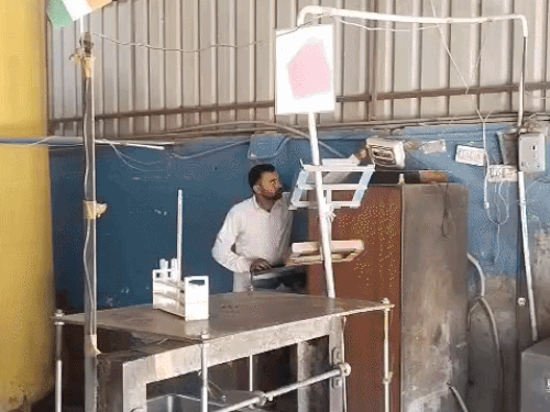 रानियां चिलिंग सेंटर में दूध की सप्लाई कम हो गई है।