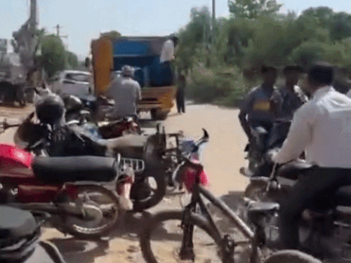 कनंगपुर में दूधियों से छीने गए दूध को ग्रामीणों में बांट दिया गया।