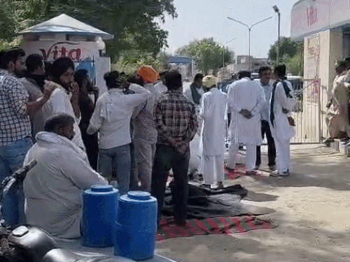सिरसा येथे वीटा प्लांटबाहेर धरणे आंदोलनादरम्यान शेतकरी आणि पशुपालक.
