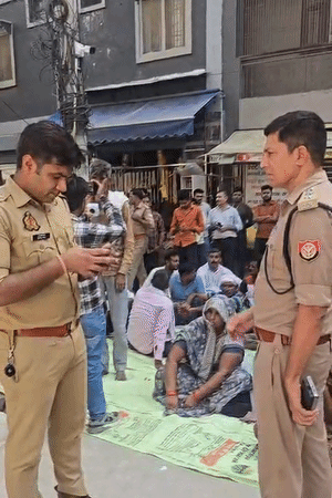 केली कुंज आश्रम के बाहर धरने की सूचना पर पुलिस फोर्स पहुंची।