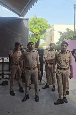 केलीकुंज आश्रम के बाहर पुलिस फोर्स के साथ तैनात।