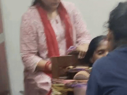 हरदोई में चोरी के शक में महिला को कमरे में बंद करके घर के लोगों ने कुर्सी से बांधकर पीटा। - Dainik Bhaskar