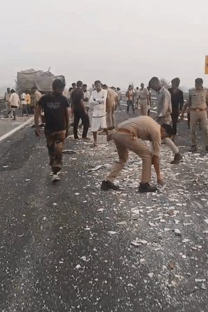 ट्रेलर पर टाइल्स लोड थी, जिसके टुकड़े सड़क पर बिखर गए।