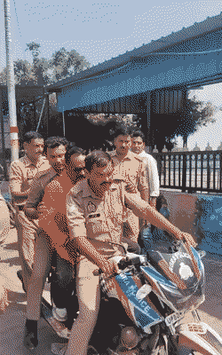 पुलिस संगठन के पदाधिकारियों को बाइक से थाने ले गई।