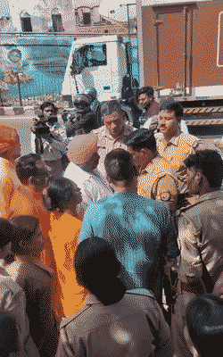 यमुना आरती स्थल के बाहर पुलिस ने अखिल भारतीय हिंदू महासभा के पदाधिकारियों को रोक दिया।
