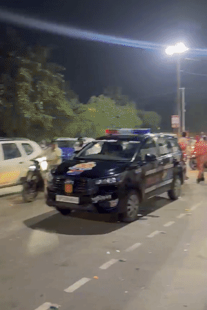 रात में मौके पर लोगों की भीड़ जमा हो गई। इसके बाद पुलिस ने भीड़ को वहां से हटा दिया।
