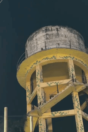 ये तस्वीर रात 8:30 बजे की है। महिला इस समय भी पानी की टंकी पर डटी हुई है।