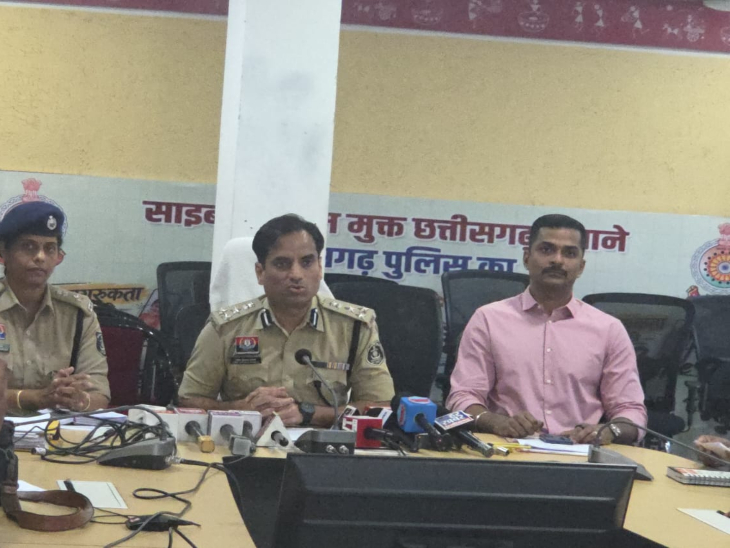 महिला की हत्या का खुलासा करती हुई रायपुर पुलिस।