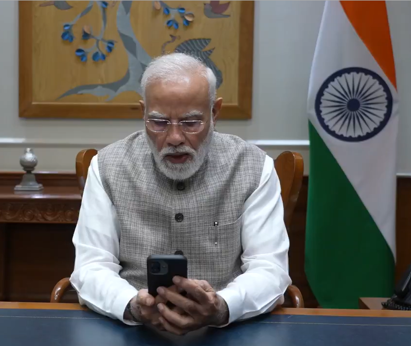 PM मोदी ने शुक्रवार सुबह कैप्टन स्मित मच्छर से 9 मिनट वीडियो कॉल पर बातचीत की।