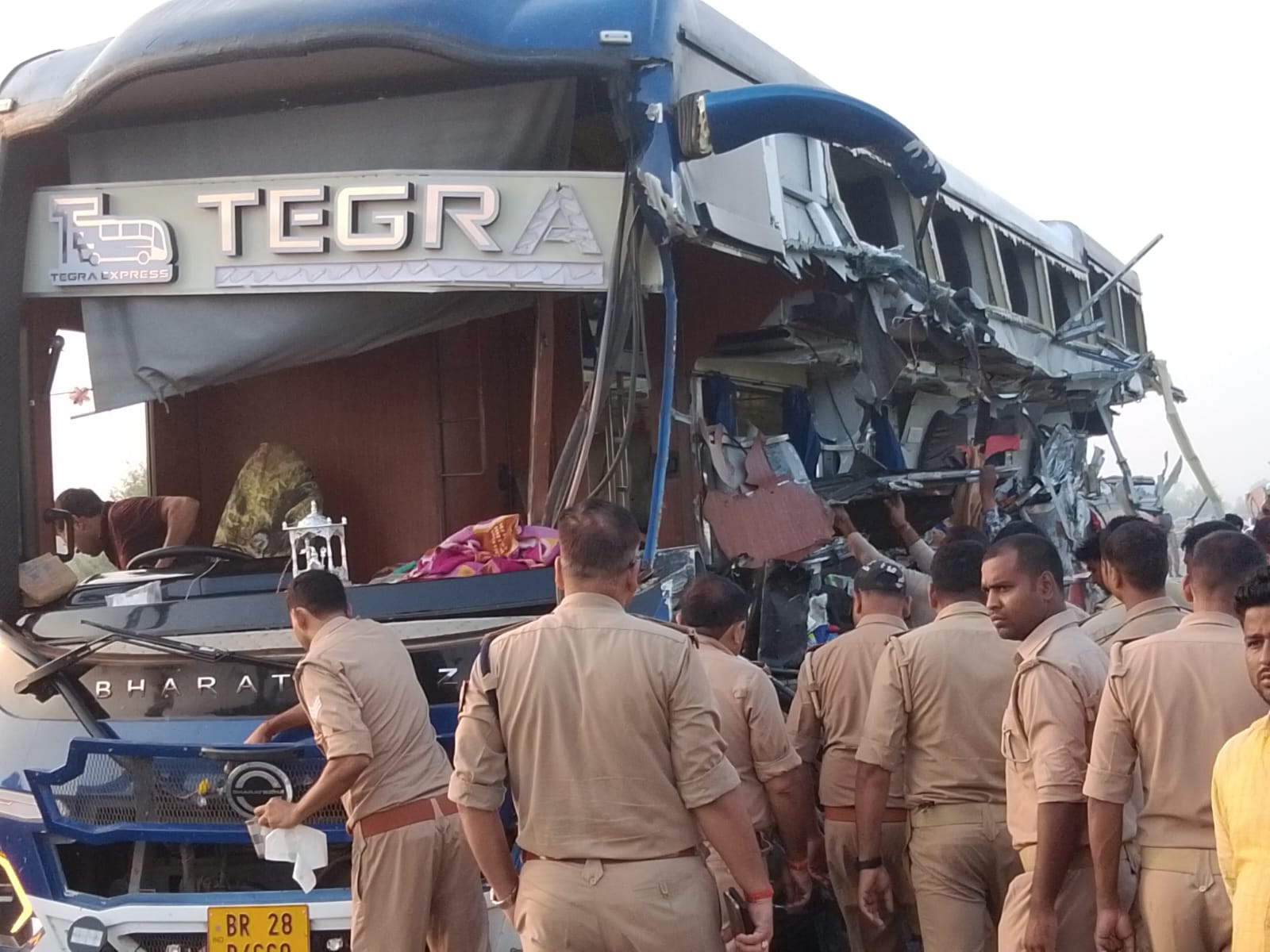 बस दिल्ली से बिहार के दरभंगा जा रही थी। यूपी में ट्रेलर से टकरा गई।