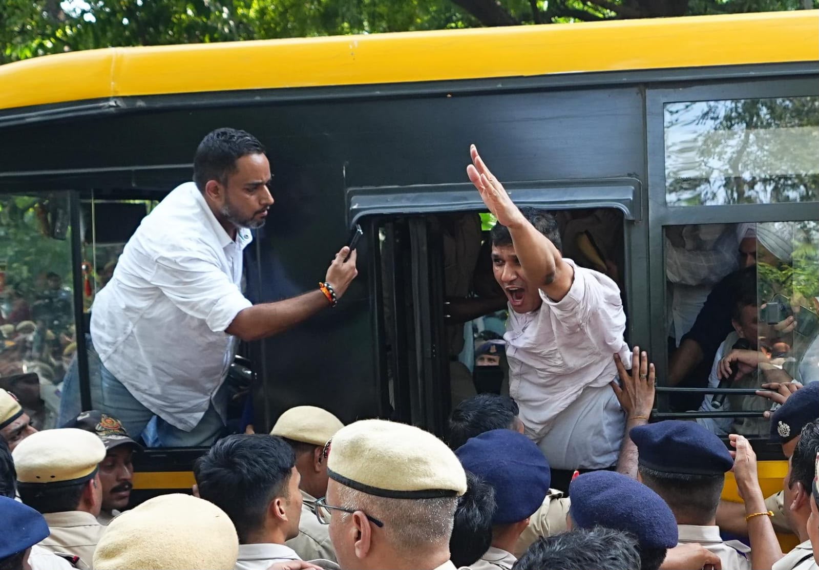 प्रदर्शनकारी को हिरासत में लेती हुई पुलिस।