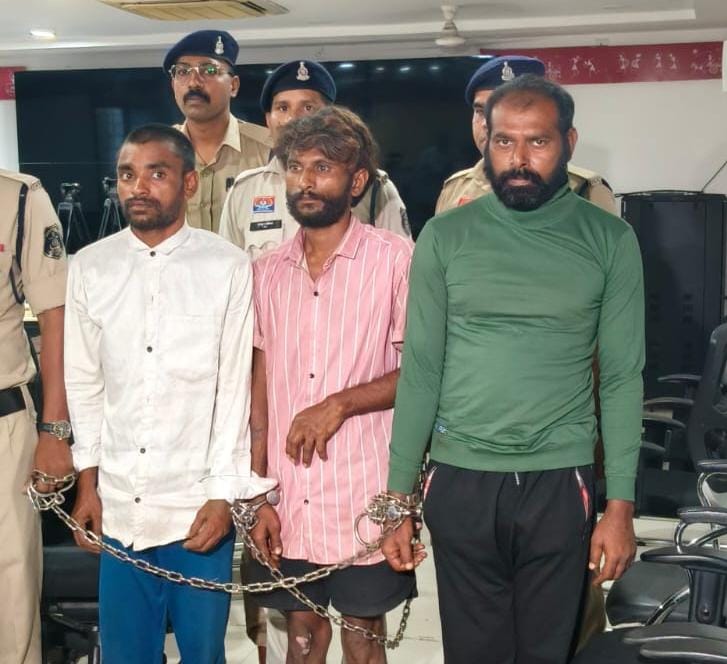 शराब मांगने को लेकर हुए विवाद के दौरान तीनों ने महिला की हत्या की थी।