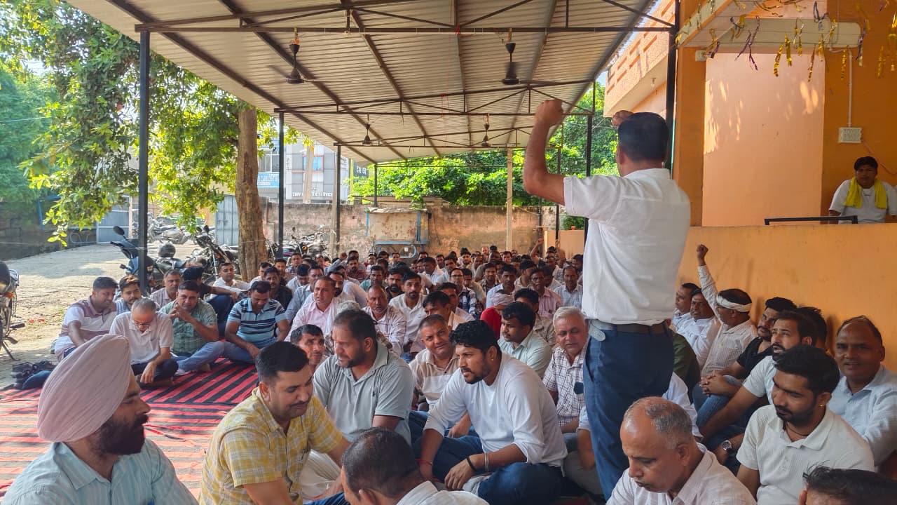 बिजली निगम के 2 जेई के ट्रांसफर के विरोध में धरना देते कर्मचारी।