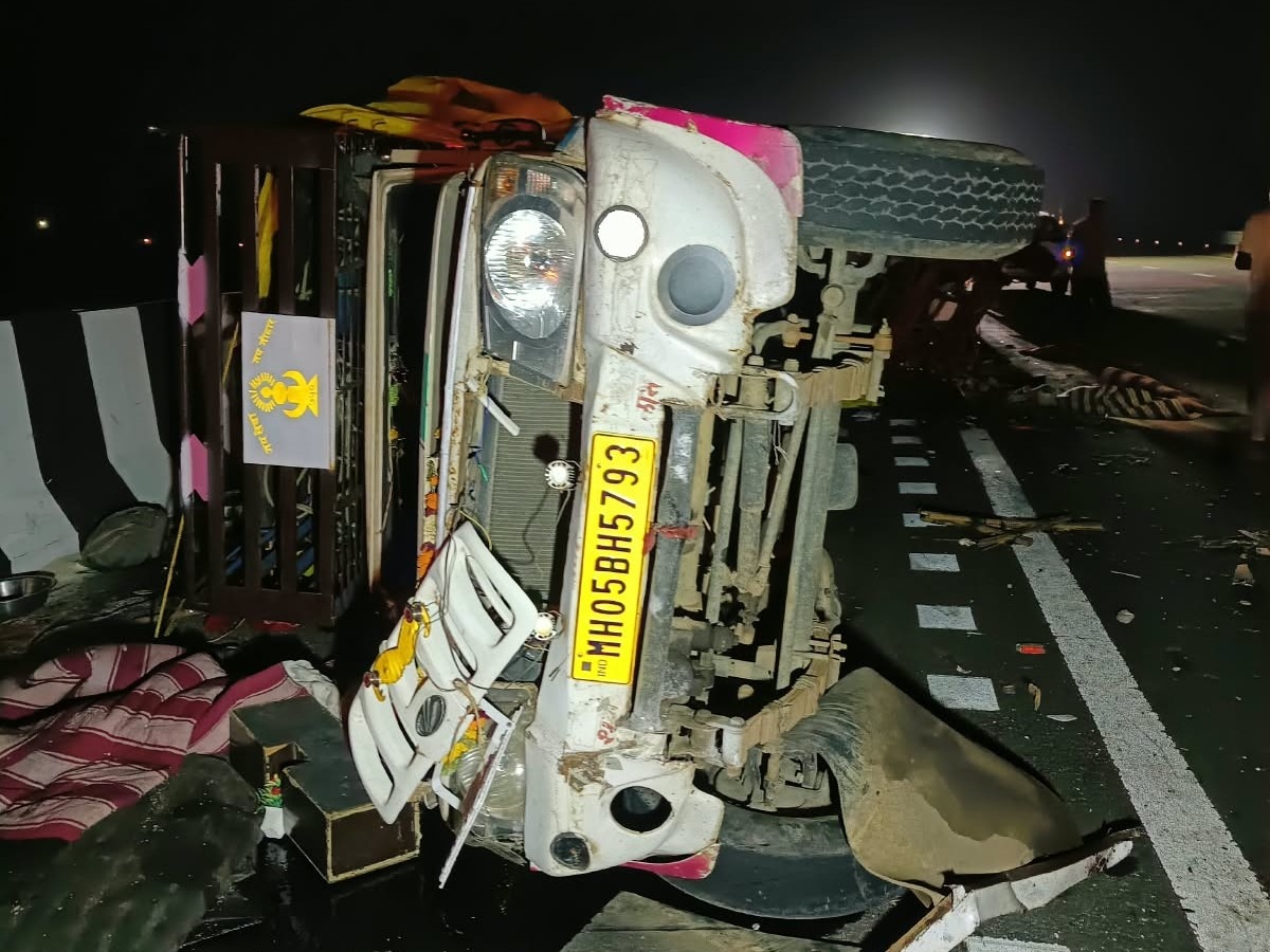 सफेद रंग की पिकअप वैन हादसे के बाद एक तरफ पलट गई।