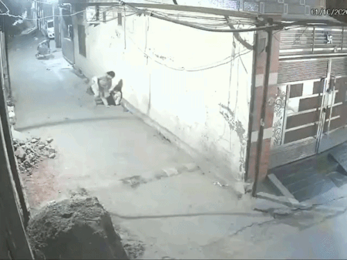 आरोपी महिला मुलीचा हात धरून तिला रस्त्यावर फरफटत नेताना.