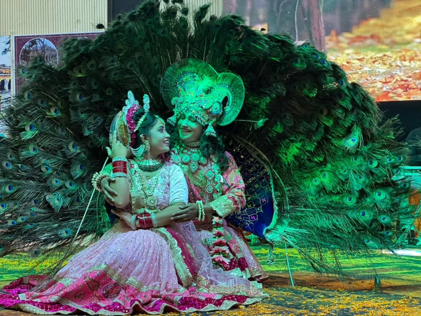 राधा-कृष्ण की झांकी पर पुष्पवर्षा होते ही पूरा सभागार जयकारों से गूंज उठा।