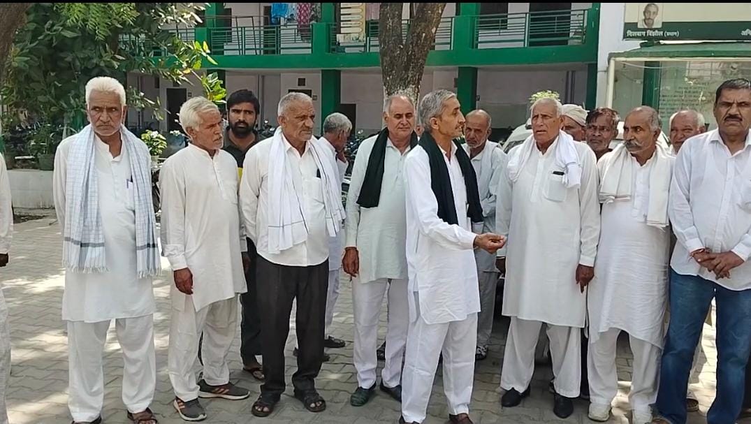 अनाज मंडी में जाने की तैयारी करते किसान।