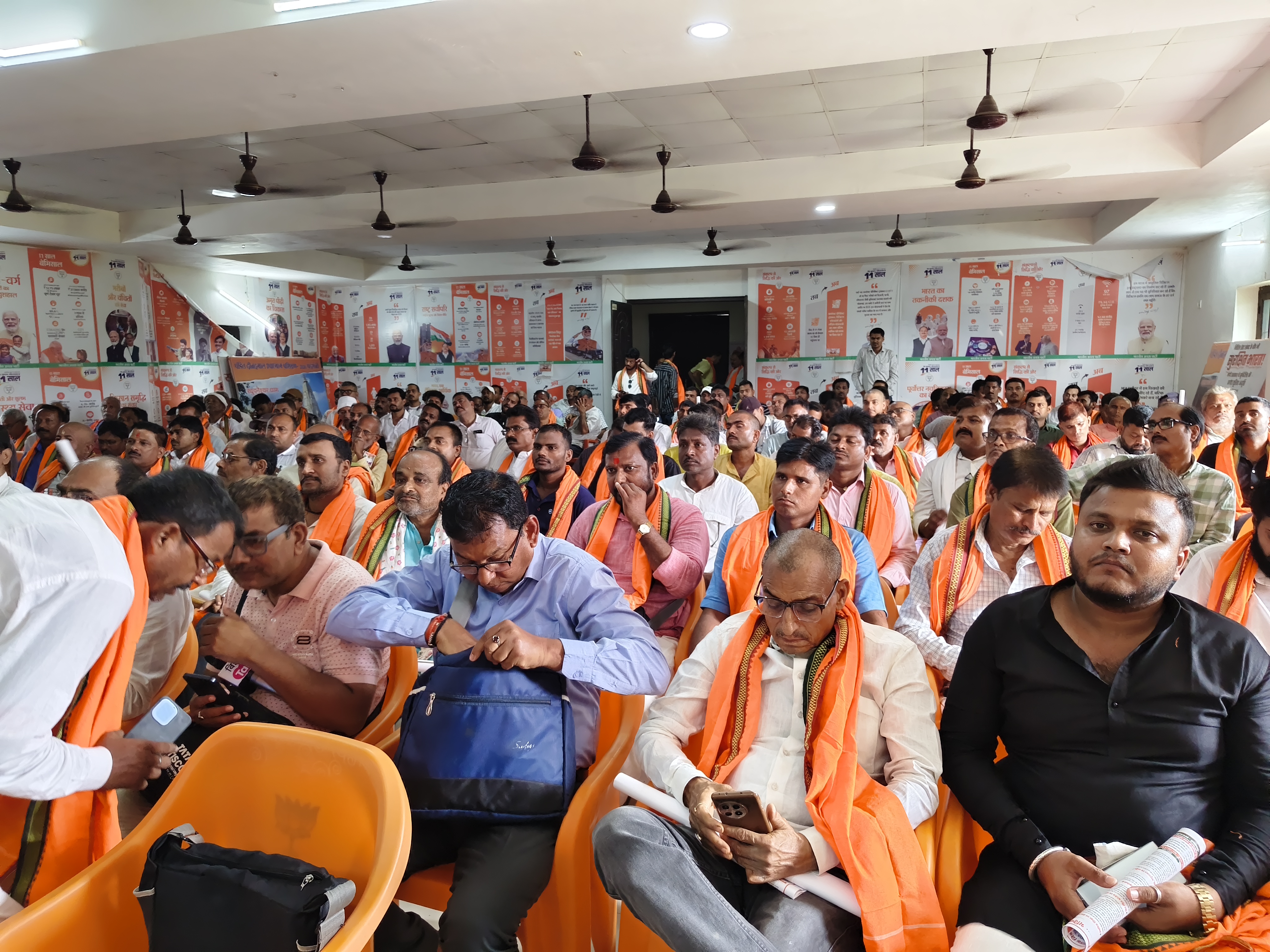 बैठक में शामिल कार्यकर्ता।
