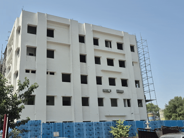 नई हॉस्पिटल बिल्डिंग और आधुनिक ट्रॉमा सेंटर का निर्माण तेजी से आगे बढ़ रहा है।
