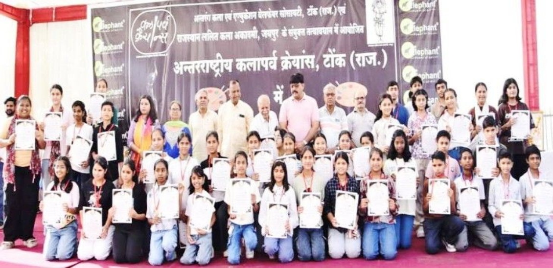 इंटरनेशनल कलापर्व के पुरस्कृत प्रतिभागियों का ग्रुप फोटो।