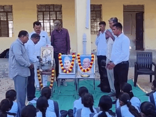 बालोतरा के भारते की बेरी गांव के सरकारी स्कूल में लाल बहादुर शास्त्रीजी की जगह प्रथम राष्ट्रपति राजेंद्र प्रसादजी को श्रद्धांजलि देते टीचर्स।