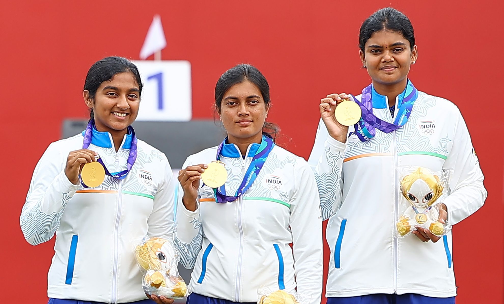 चिकाथा तनिपार्थी, प्रथिका प्रदीप और ज्योति सुरेखा वेन्नम की तिकड़ी ने चीन को 238-234 से हराकर गोल्ड जीता।