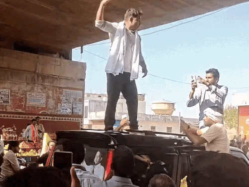 बारां में बीएसएस प्रमुख कार पर खड़े होकर धरना स्थल की ओर बढ़े। उन्होंने किसानों के हक के लिए आमरण अनशन शुरू किया।
