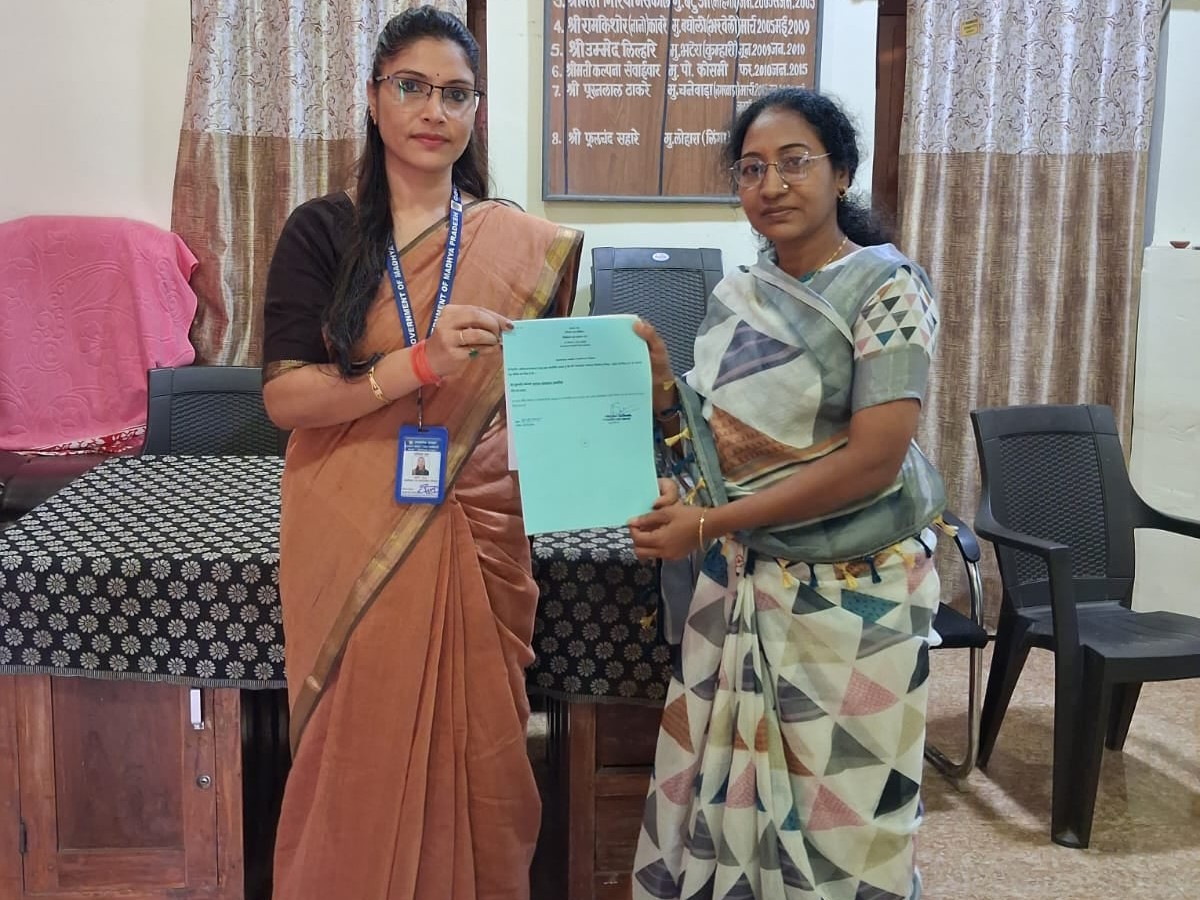 रिर्टनिंग अधिकारी भरवेली निर्वाचित सरपंच कल्पना संतकुमार वासनिक को निर्वाचित प्रमाण पत्र देते हुए।