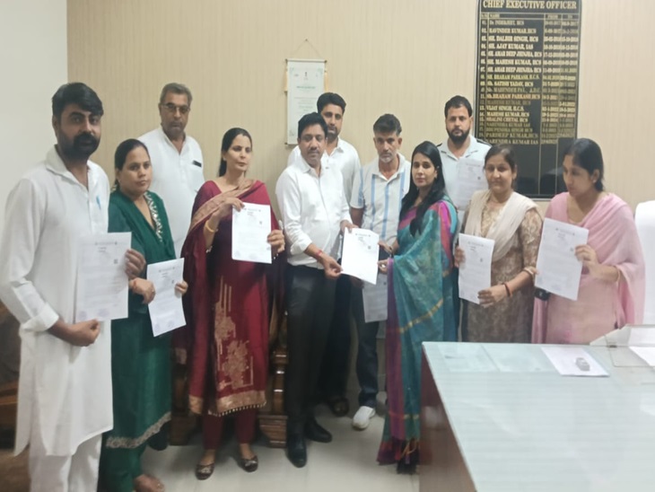 रोहतक डीसी ने जारी किया नोटिस, महिला पार्षद से हुआ विवाद, गाली-गलौज का आरोप|रोहतक,Rohtak - Dainik Bhaskar