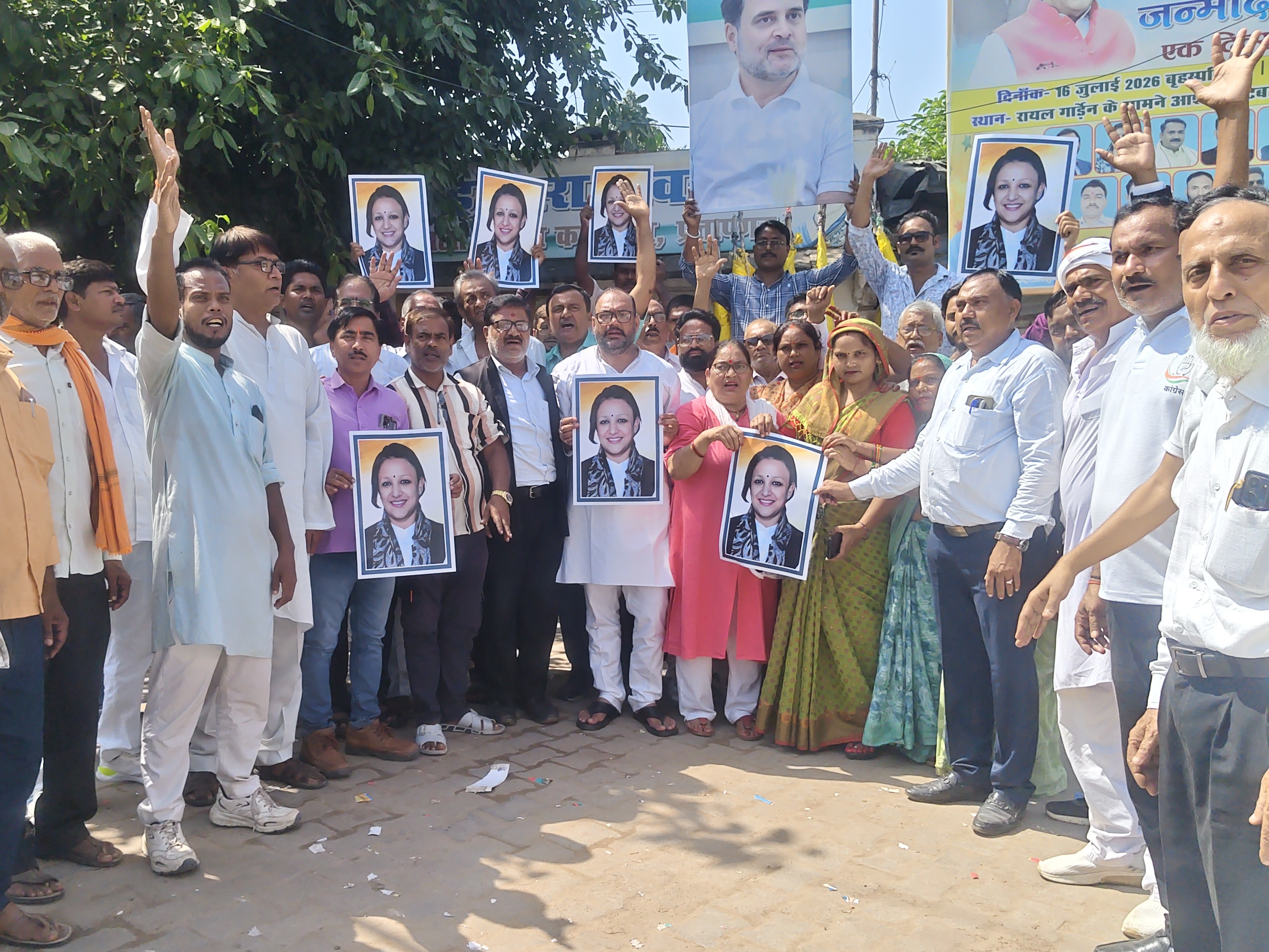 कांग्रेस ने आराधना मिश्रा को उत्तर प्रदेश कांग्रेस का नया प्रदेश अध्यक्ष और सहारनपुर से सांसद इमरान मसूद को कार्यकारी अध्यक्ष नियुक्त 3 प्रदेश कांग्रेस अध्यक्ष बनाए जाने के बाद शनिवार को कांग्रेस कार्यकर्ताओं में उत्साह देखने को मिला।