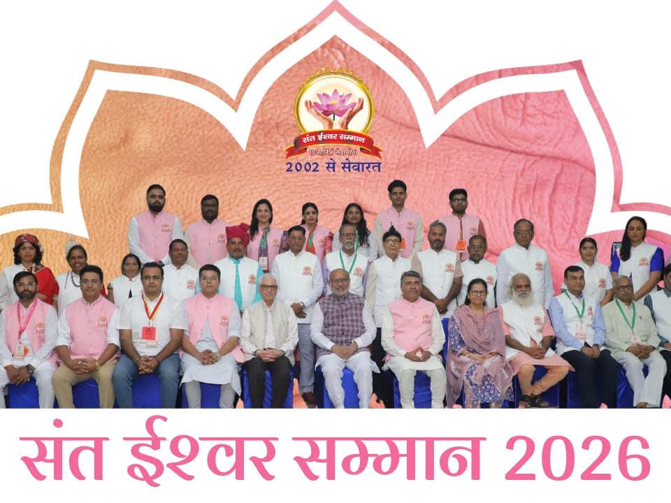 नई दिल्ली में उपराष्ट्रपति के साथ सम्मानित महिलाएं।