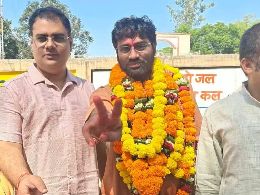 सांसद के बेटे अंकुर मिश्रा 366 वोटों से जीते। - Dainik Bhaskar