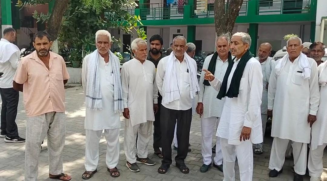 किसानों को संबोधित करते किसान नेता दिलबाग बिंझौल।