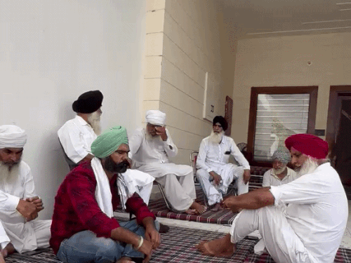 पोते की मौत की सूचना के बाद दादा की आंखों में आंसू आ गए।