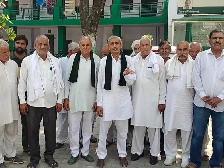 पानीपत के किसान भवन में एकजुट हुए किसान गेहूं के रेट बढ़ाने की जानकारी देते हुए। - Dainik Bhaskar