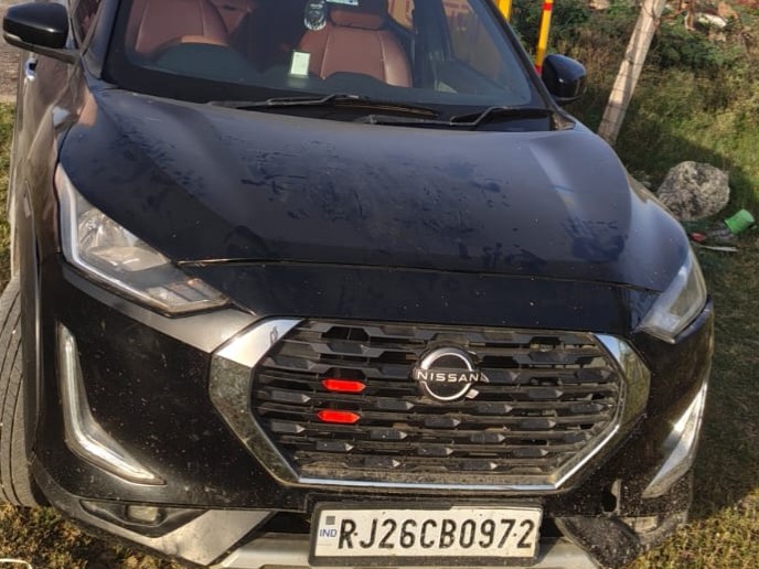 सांसी बस्ती में पानी की टंकी के पास खड़ी निसान मैग्नाइट कार की तलाशी में गांजा बरामद किया गया है।