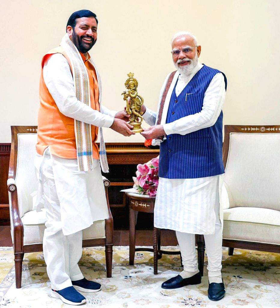 मुख्यमंत्री नायब सिंह सैनी लगातार प्रधानमंत्री नरेंद्र मोदी से मिलते रहते हैं। इस बार वे अपने सभी विधायकों को साथ लेकर पीएम हाउस पहुंच रहे हैं।