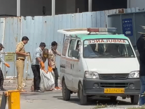 पुलिस ने शव को बोरे में भरकर पोस्टमॉर्टम के लिए भिजवाया।