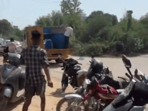 सिरसा में दूधियों से छीने गए दूध से भरे ड्रम को लोगों को बांट दिया गया। दूध के कुछ ड्रम गुरुघर भिजवा दिए गए।