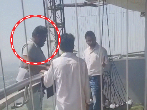 सीन 2: रेलिंग से लटके युवक को 3 युवक समझाने की कोशिश करते हैं।