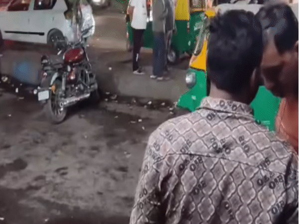 गाली देने से मना करने पर ऑटो चालक ने पीटा, राहगीरों ने बनाया वीडियो|भोपाल,Bhopal - Dainik Bhaskar