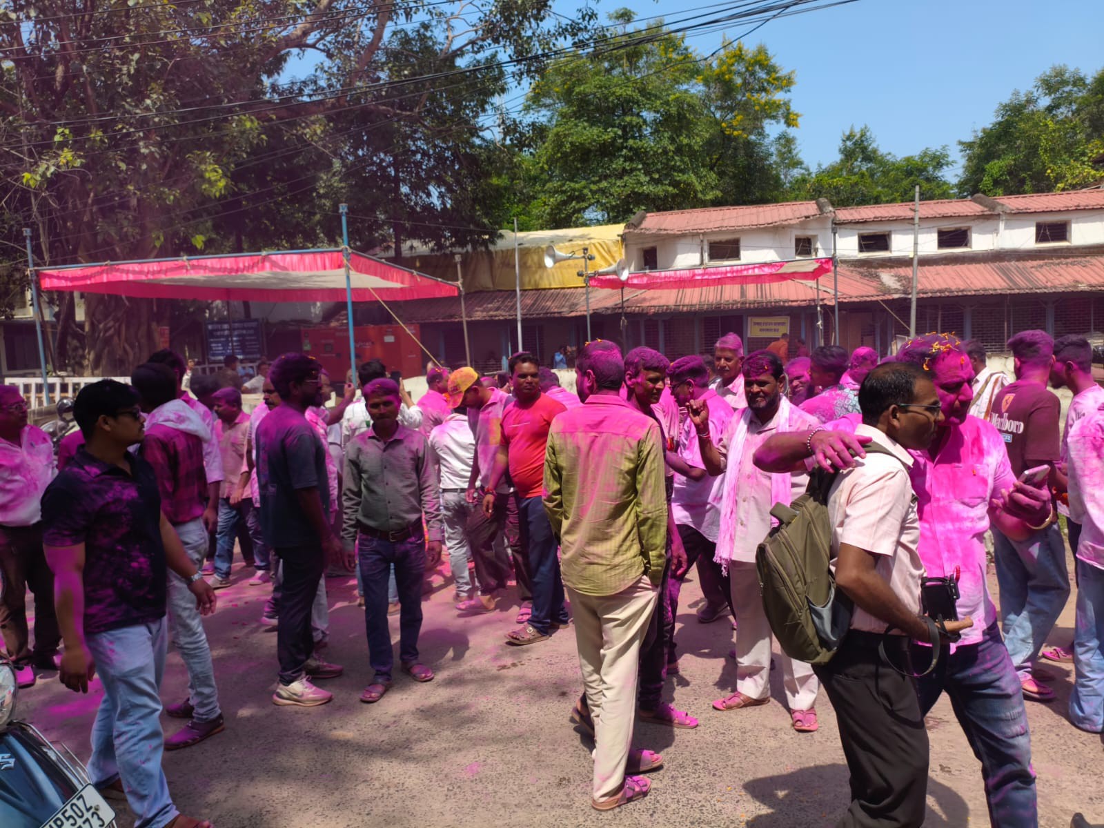 जीत की खुशी में समर्थकों का उत्साह।
