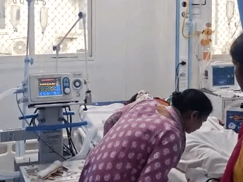 अस्पताल में छात्रा को वेंटिलेटर पर रखा गया है।