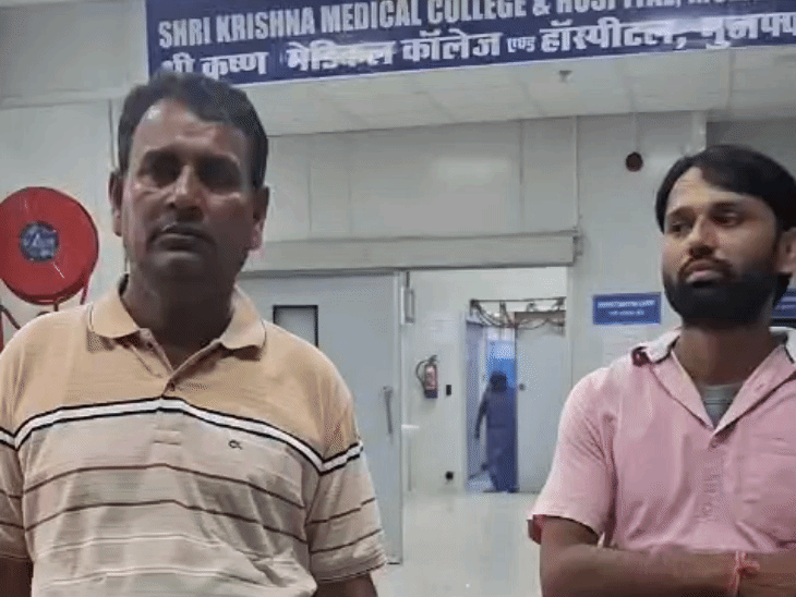 अस्पताल में मौजूद पिता और परिजन।
