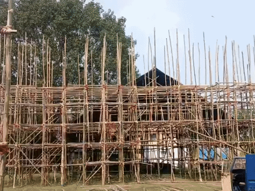 दिन-रात काम कर रहे कारीगर अगले कुछ दिनों में पंडालों को अंतिम रूप देने में जुटे हैं।