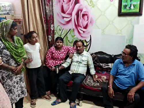 चोरी की जानकारी देते हुए परिवार।