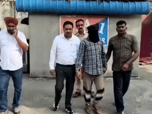 पुलिस की गिरफ्त में आरोपी राकेश कुमार।