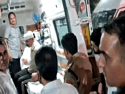 प्राथमिक उपचार के बाद चंडीगढ़ रेफर किए जाने पर एंबुलेंस में बैठते नग्गल थाना प्रभारी सुरेश कुमार।